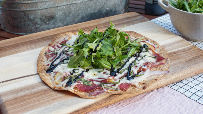 pizza sur tortillas de blé pêches et proscuitto